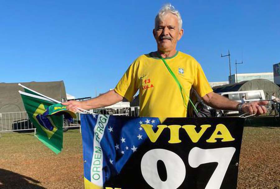 O motorista José Eustáquio, 73 anos, foi assistir ao desfile paramentado – Renato Ribeiro/Rádio Nacional